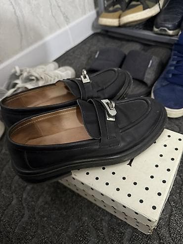 Мокасины и лоферы: Женский лоферы черного цвета с металлическим декоративным элементом на — 1