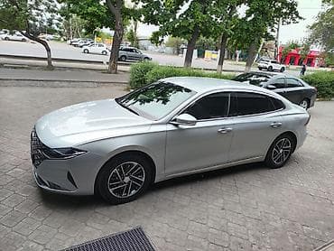 HYUNDAI GRANDEUR IG Седан бизнес‑класса серебристого цвета. год