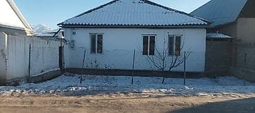 Дом с участком. Одноэтажный дом с двускатной крышей и фасадом под