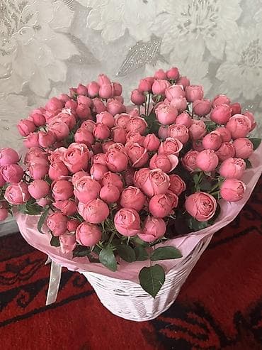 Пышная композиция из розовых кустовых роз в нежной упаковке — 2