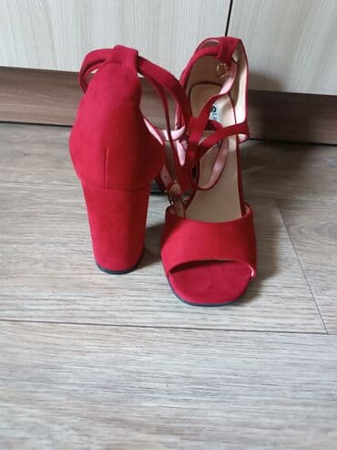 шлепка: Новые,модные босоножки р.38 мало мерят — 2