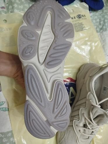 Мужская обувь: Оригинальные кроссовки adidas Originals OZWEEGO, бежевые — 4