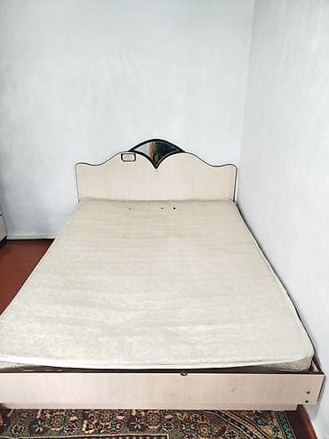 кровать двухместные: Двуспальная кровать с матрасом. - Размер спального места — 1