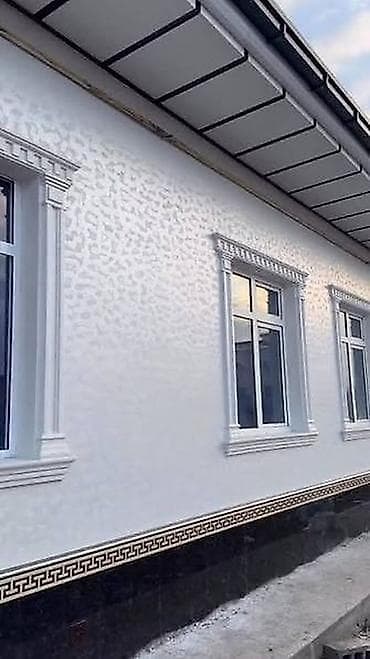 Декоративная отделка фасада «короед» с архитектурными элементами -