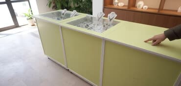 пристенное оборудование для магазина одежды: Счетчик, Материал: Дерево, 100 см * 100 см * 60 см, Б/у — 1