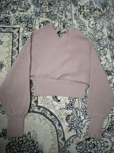 Стильная кофточка отличного качества, приятная к телу, тёплая. Носила