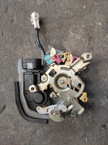 дом на колсах: Toyota Raum 2004 центральный замок дверной, Тойота Раум 2004 дверной — 2