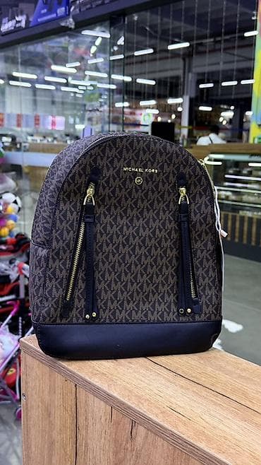 кожаные пиджаки: Рюкзак Michael Kors с монограммой MK - Форм‑фактор: компактный — 4