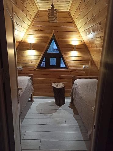 сдам теплый гараж: А‑фрейм домики и юрты - Планировка: два уровня. На первом — гостиная — 8