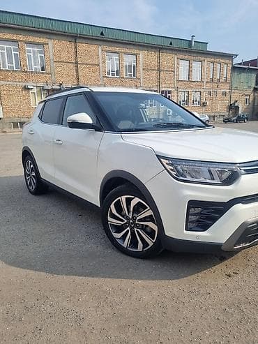 Компактный кроссовер в белом цвете. Кузов и экстерьер: - Светодиодные