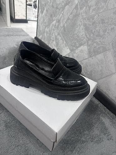 Лоферы женские, черные, на массивной подошве. - Материал верха