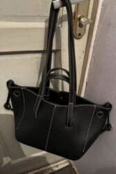 распродажа брендовых сумок: Очень красивые сумочки ) 

первая черная 700 сом 
вторая 600 — 1