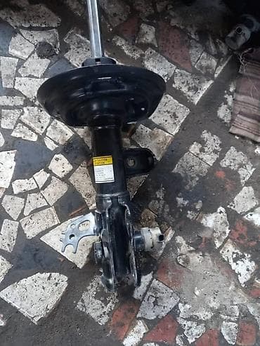 Автозапчасти: Передний амортизатор Toyota 2018 г., Б/у, Оригинал, Япония — 4