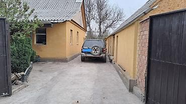 продажа недвижимость: Продаётся жилой дом с хозпостройками и гаражом. - Участок огорожен — 8