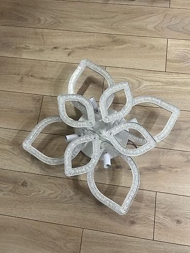 Освещение: Продается потолочная люстра новая, не подходит под интерьер, поэтому — 1