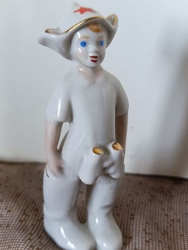 Продаются 1. Фигурка статуэтка мальчик - Кибальчиш Пионер с биноклем at lalafo.kg Продаются 1. Фигурка статуэтка мальчик - Кибальчиш Пионер с биноклем