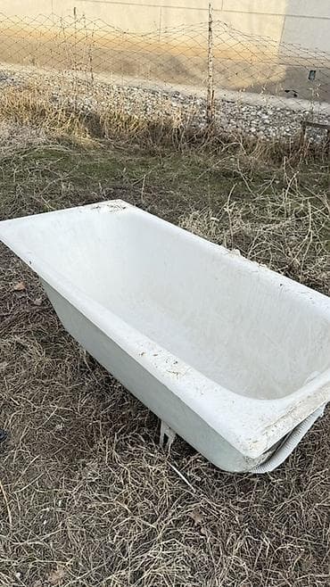 водиной бассейн: Ванна прямоугольная, отдельно стоящая. - Материал: предположительно — 1