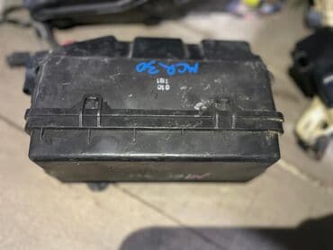 продаю дом: Петли капота Toyota, Б/у, Оригинал — 19