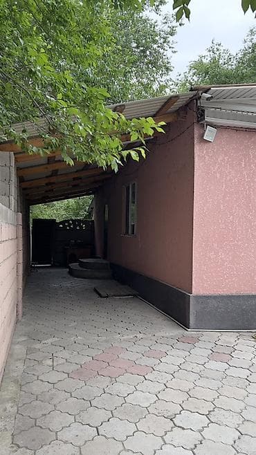 продается дом буденовка: 🏡Продаю счастливый жилой дом с благоустроенным двором. 📍г.Бишкек — 2