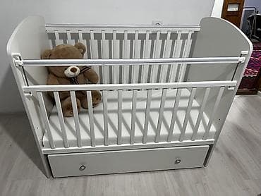 Детская кроватка с маятниковым механизмом и выдвижным ящиком. -