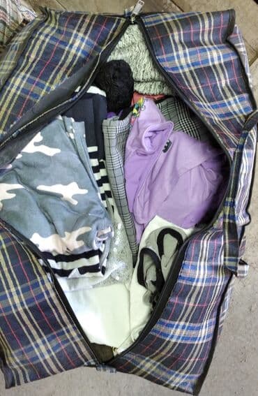 женский пиджак куртку: Продаю вещи, за это всё 3000 сом. Там есть куртки, мужская одежда — 4