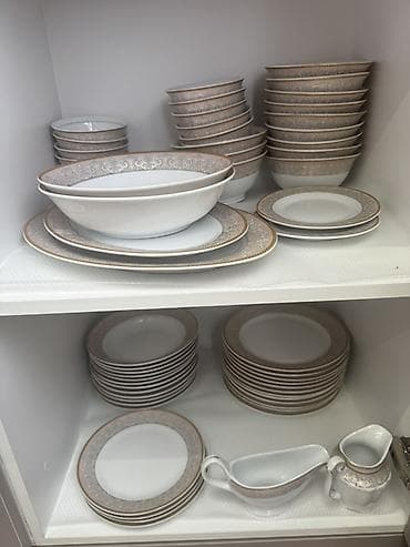 посуда разная: Фарфоровый столовый сервиз с изящным золотым кантом и — 5