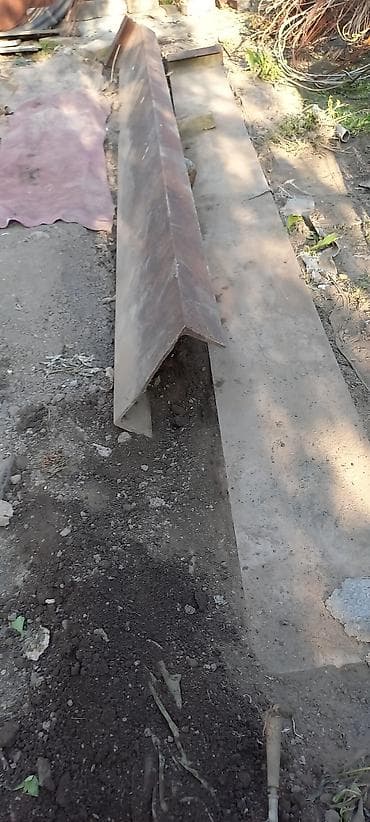 Үйдүн чатырынын кырына кооздолуп кагылган тактайлар: Стальной советский швеллер 30мм. 2шт.длиной по 3.5м — 2