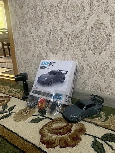 пистол: Радиоуправляемый дрифт-автомобиль масштаба 1:24 с полным приводом 4WD — 3