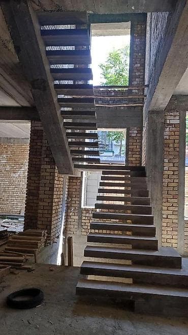кирпичный дом: Сдаётся двухэтажный кирпичный дом (коробка с перекрытиями) с большой — 4