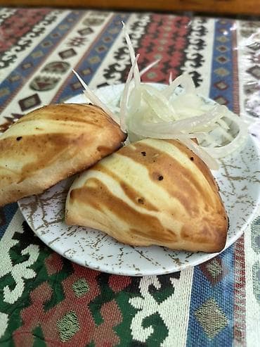 Самса тандырный - Традиционная самса треугольной формы, запечённая до
