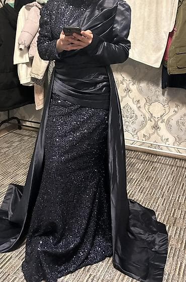 Вечерние платья: Вечернее платье в пол с шлейфом, фасон «русалка» с акцентом на талию — 3