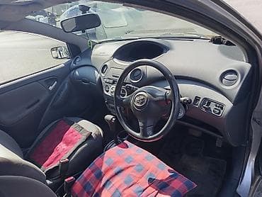 рага на авто: Toyota Vitz: 2003 г., 1.3 л, Вариатор, Бензин, Хетчбек — 8