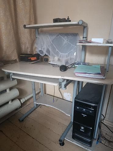 угловой компьютерный стол с надстройкой: Компьютерный стол, Б/у, Угловой — 2