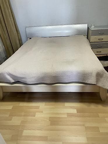 used bed: Кровать с матрасом 160 см ширина длина 200 см в хорошем состоянии — 1