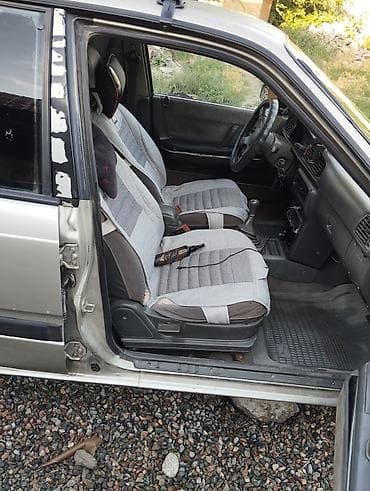 бюджетные авто: Mazda 626: 1991 г., 2 л, Механика, Седан — 2
