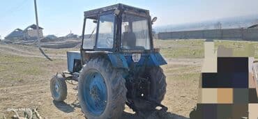 бу шины на трактор: Трактор синего цвета, оснащенный кабиной для оператора, обеспечивающей — 1