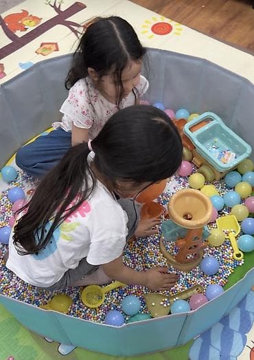 складная ванночка: Игровой бассейн/мини-песочница для дома с набором аксессуаров - — 1