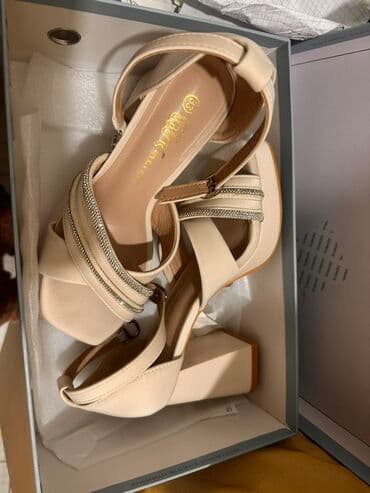 бу обуви: Бежевые босоножки на платформе с ремешками и декоративной отделкой из — 1