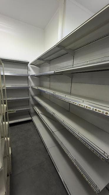 Бизнес үчүн жабдуулар: Продаеются торговые стелажи высота 230 см, ширина120 см. В количестве — 4