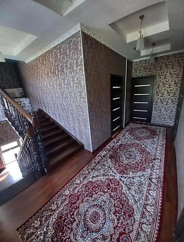 контейнер магазине: Просторный двухэтажный дом с мансардными окнами и балконом. - — 9