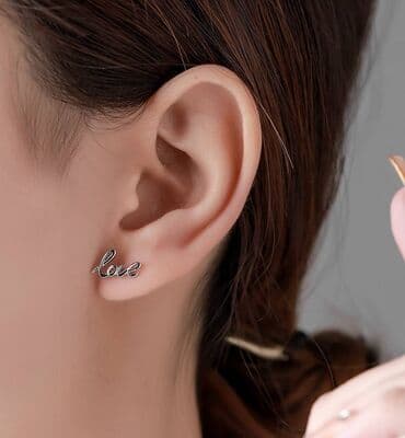 самые красивые свадебные платья в мире: Серебристые серьги - гвоздики НС в виде слова «love» — стильный и — 3