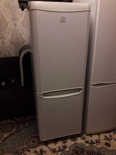 Холодильник Indesit, классический белый цвет, двухкамерный с нижней