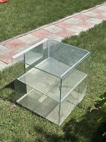 Стеклянная витрина - Материал: стекло, прозрачные стенки и полки