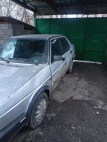 колёса на авто: Автомобиль седан, серебристый цвет, 4 двери. Основные особенности: - — 4