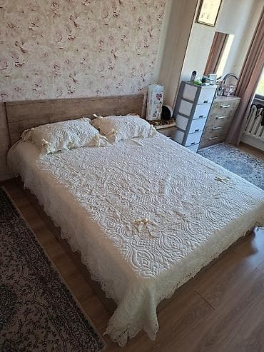 Двуспальная кровать с подъемным механизмом и бельевым коробом -