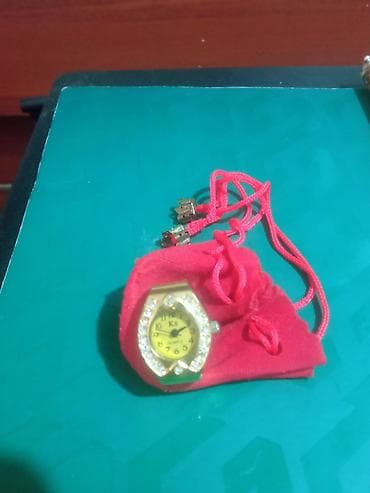 электронные часы браслет: Продаю часы-кольцо. На батарейке. Ремешок растягивается. Позолоченные — 2