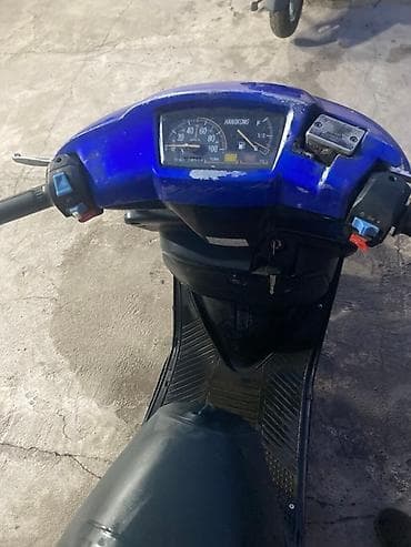 мопед ямаха: Скутер Yamaha, синего цвета с желтыми акцентами. Оснащен фарой и — 3