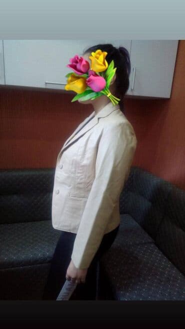 коженная: Пиджак кожаный классический. Цвет - бежевый. Размер 44-46. б/у — 2