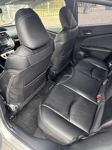 юж: Toyota Prius: 2018 г., 1.8 л, Вариатор, Гибрид, Хэтчбэк — 4