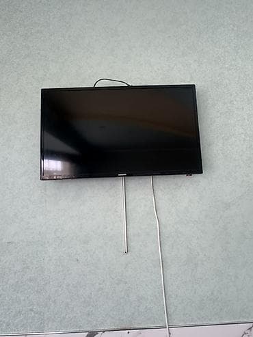 Телевизор Samsung, диагональ приблизительно 32–40". Плоская панель